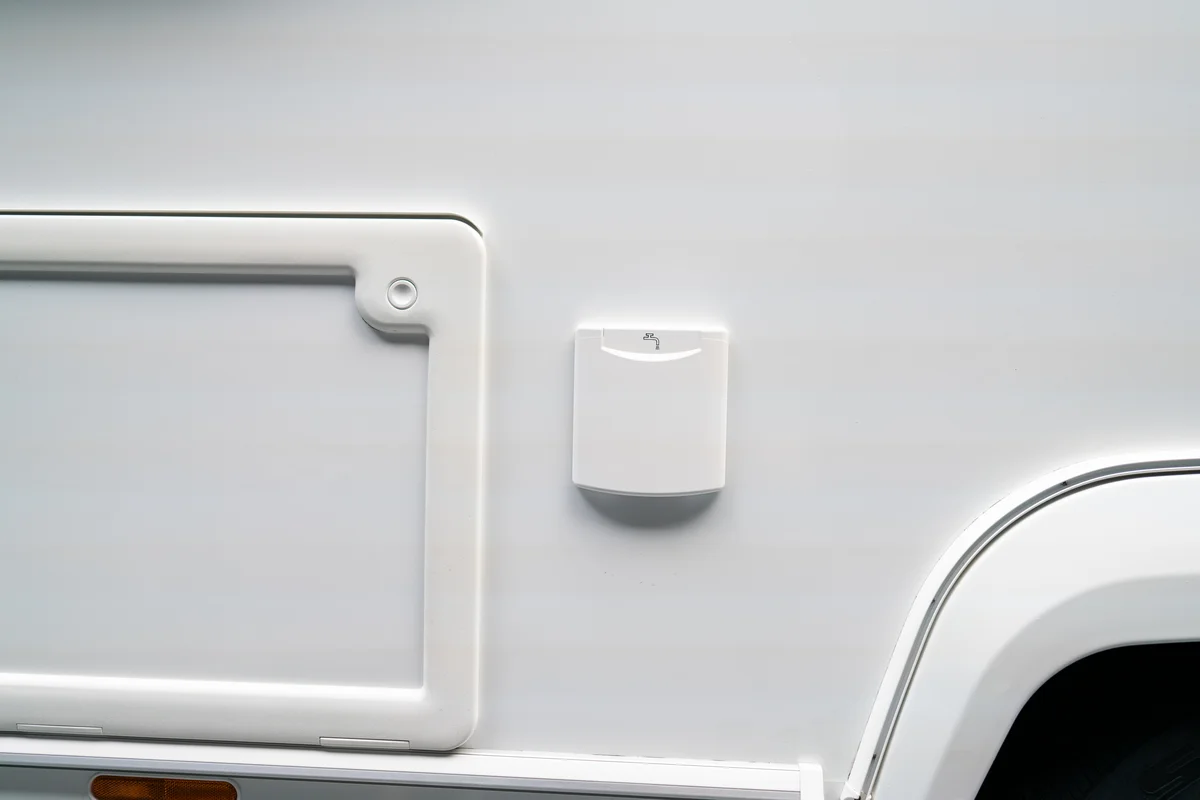 Wassertankbefüllung von außen mit abgeschlossenem Deckel